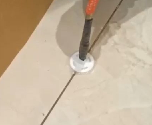 澄江瓷砖空鼓维修公司专业解答瓷砖在铺贴过程中，如果没有涂抹均匀到位的粘结材料（如水泥砂浆或瓷砖胶），可能会导致以下问题